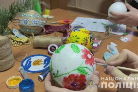Одесские полицейские разрисовали с детьми новогодние игрушки, украсив ими ели во дворах и парках (фото, видео)