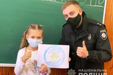 Одесские полицейские разрисовали с детьми новогодние игрушки, украсив ими ели во дворах и парках (фото, видео)