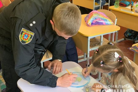 Одесские полицейские разрисовали с детьми новогодние игрушки, украсив ими ели во дворах и парках (фото, видео)