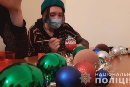Одесские полицейские разрисовали с детьми новогодние игрушки, украсив ими ели во дворах и парках (фото, видео)