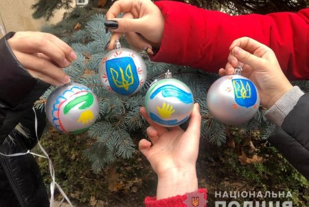 Одесские полицейские разрисовали с детьми новогодние игрушки, украсив ими ели во дворах и парках (фото, видео)
