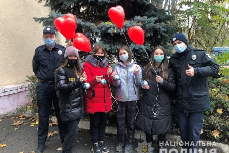Одесские полицейские разрисовали с детьми новогодние игрушки, украсив ими ели во дворах и парках (фото, видео)
