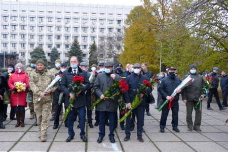 По случаю Дня Вооруженных Сил к памятному знаку в сквере Героев Небесной Сотни возложили цветы (фото)