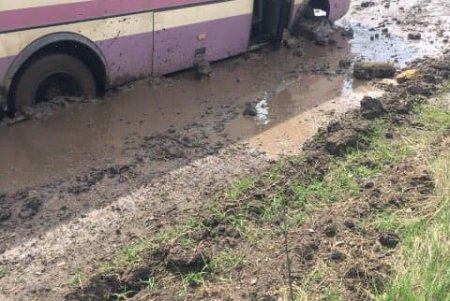 В Арцизском районе общественный транспорт утопает в грязи (фото)