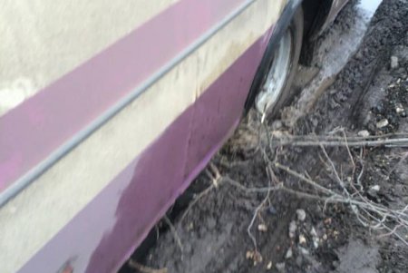В Арцизском районе общественный транспорт утопает в грязи (фото)