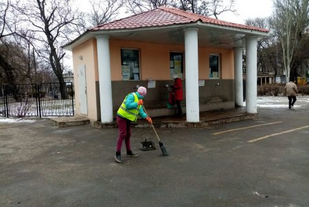 Коммунальщики навели чистоту возле бюветов и памятников в Малиновском районе (фото)