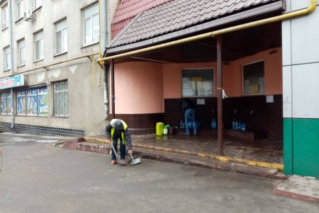 Коммунальщики навели чистоту возле бюветов и памятников в Малиновском районе (фото)