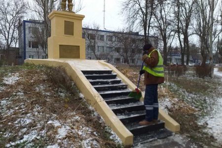 Коммунальщики навели чистоту возле бюветов и памятников в Малиновском районе (фото)