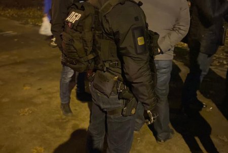 Служащий одесской таможни получил более тысячи долларов за оформление автомобилей