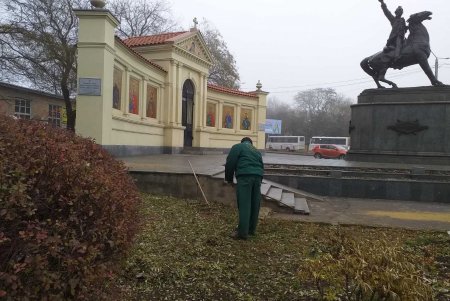 Более ста сотрудников «Горзелентреста» подрезают деревья, ремонтируют скамейки в парках и скверах