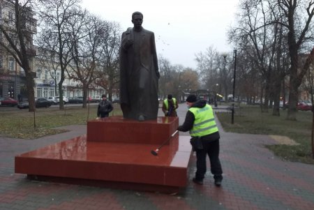 От листвы и мусора очистили памятники, а также территорию бюветов в Приморском районе (фото)