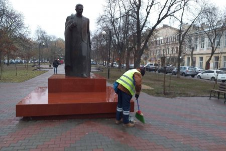 От листвы и мусора очистили памятники, а также территорию бюветов в Приморском районе (фото)