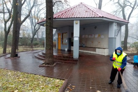 От листвы и мусора очистили памятники, а также территорию бюветов в Приморском районе (фото)