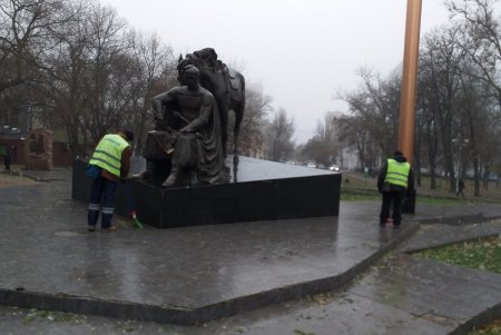 От листвы и мусора очистили памятники, а также территорию бюветов в Приморском районе (фото)