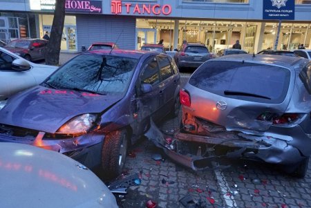 На Люстдорфской дороге женщина на BMW въехала в три припаркованных автомобиля (фото)
