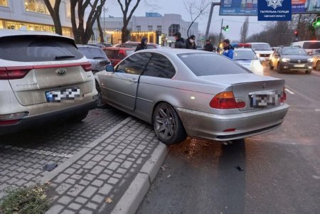 На Люстдорфской дороге женщина на BMW въехала в три припаркованных автомобиля (фото)