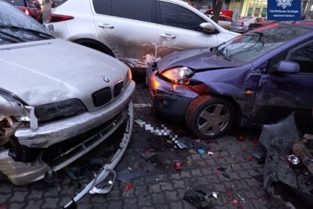 На Люстдорфской дороге женщина на BMW въехала в три припаркованных автомобиля (фото)