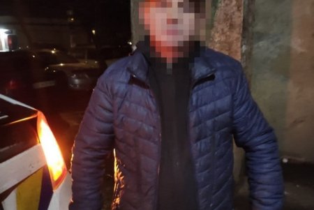 Двое мужчин на Академика Заболотного разбили стекла в машине и пытались похитить из нее вещи (фото)