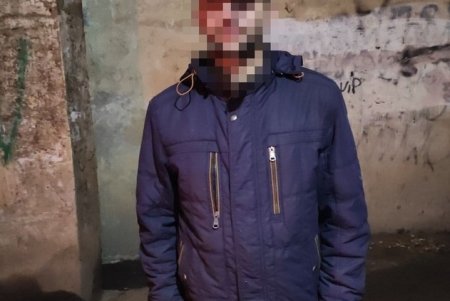 Двое мужчин на Академика Заболотного разбили стекла в машине и пытались похитить из нее вещи (фото)