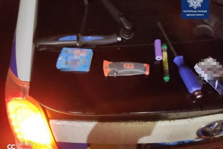 Двое мужчин на Академика Заболотного разбили стекла в машине и пытались похитить из нее вещи (фото)