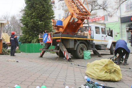 На Дерибасовской устанавливают новогоднюю елку (фоторепортаж)