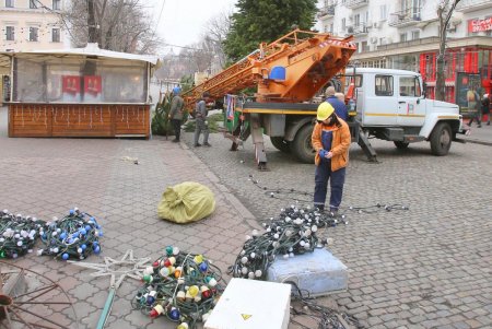 На Дерибасовской устанавливают новогоднюю елку (фоторепортаж)