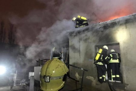 На Молдаванке горел склад: огонь повредил 100 квадратных метров на втором этаже (фото)