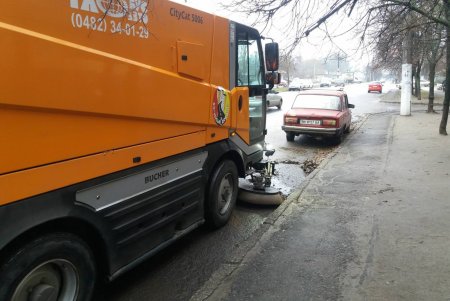 Коммунальщики с помощью спецтехники приводят в порядок городские остановки, дождеприемники и полосы безопасности (фото)