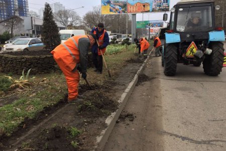 Коммунальщики с помощью спецтехники приводят в порядок городские остановки, дождеприемники и полосы безопасности (фото)