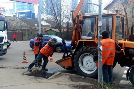 Коммунальщики с помощью спецтехники приводят в порядок городские остановки, дождеприемники и полосы безопасности (фото)