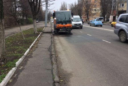 Коммунальщики с помощью спецтехники приводят в порядок городские остановки, дождеприемники и полосы безопасности (фото)