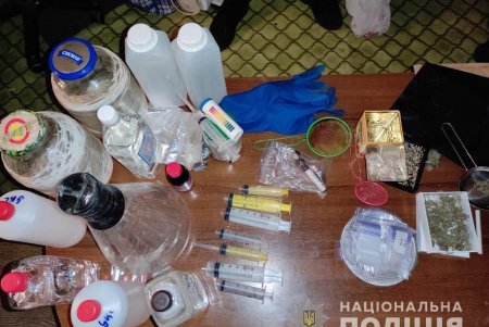 Семейная пара из Одесской области обустроила в гараже нарколабораторию (фото, видео)