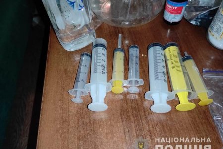 Семейная пара из Одесской области обустроила в гараже нарколабораторию (фото, видео)