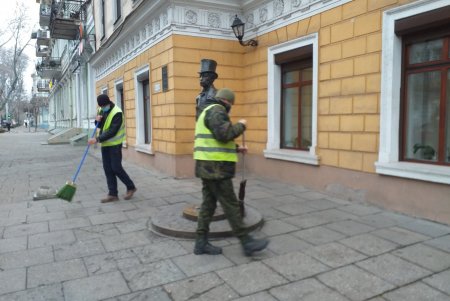 В Приморском районе ряд памятников, бюветов и фонтанов после уборки сияют чистотой