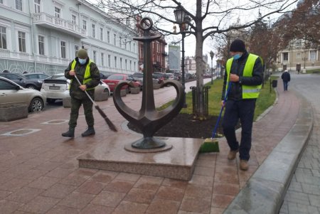 В Приморском районе ряд памятников, бюветов и фонтанов после уборки сияют чистотой