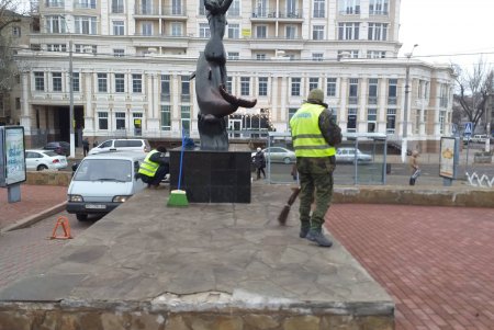 В Приморском районе ряд памятников, бюветов и фонтанов после уборки сияют чистотой