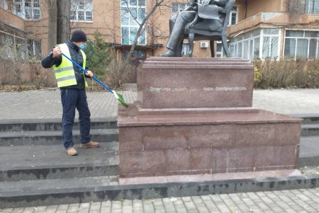 В Приморском районе ряд памятников, бюветов и фонтанов после уборки сияют чистотой