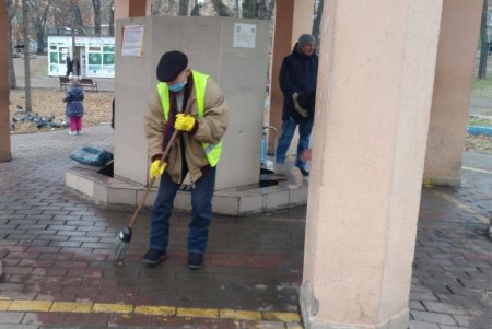 В Приморском районе ряд памятников, бюветов и фонтанов после уборки сияют чистотой
