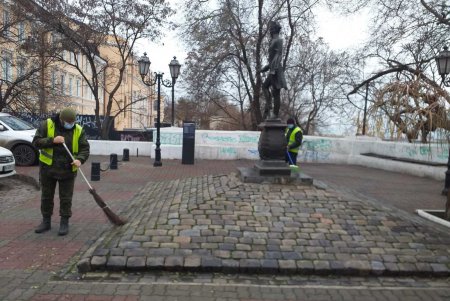 В Приморском районе ряд памятников, бюветов и фонтанов после уборки сияют чистотой