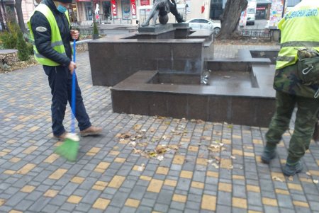 В Приморском районе ряд памятников, бюветов и фонтанов после уборки сияют чистотой