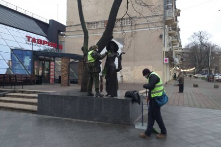 В Приморском районе ряд памятников, бюветов и фонтанов после уборки сияют чистотой