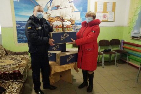Спасатели Одесской области поздравили воспитанников детских учреждений с предстоящими праздниками