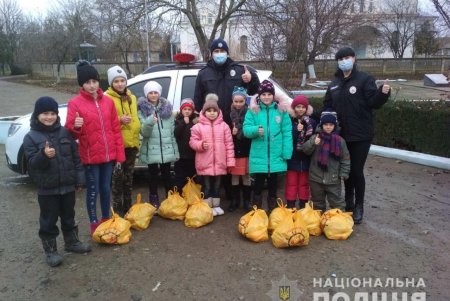 Полицейские Одесской области поздравили малышей с Днем святого Николая (фото, видео)