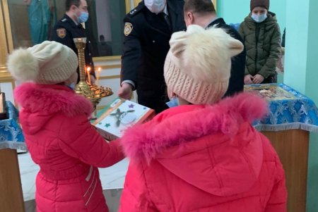 Полицейские Одесской области поздравили малышей с Днем святого Николая (фото, видео)