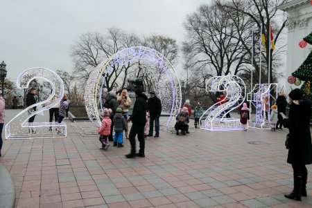 На главной новогодней елке Одессы зажгли праздничные огни (фото, видео)