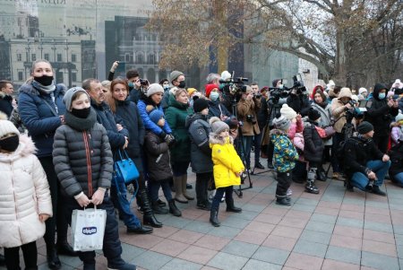 На главной новогодней елке Одессы зажгли праздничные огни (фото, видео)