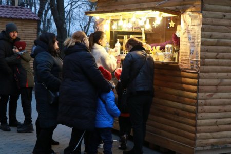 На главной новогодней елке Одессы зажгли праздничные огни (фото, видео)