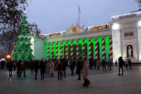 На главной новогодней елке Одессы зажгли праздничные огни (фото, видео)
