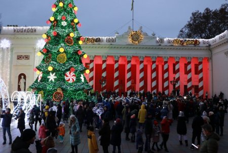 На главной новогодней елке Одессы зажгли праздничные огни (фото, видео)