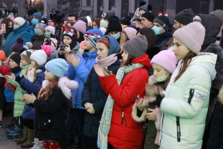 На главной новогодней елке Одессы зажгли праздничные огни (фото, видео)